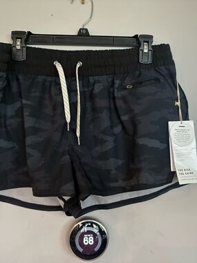 Vuori Black Camo  XL NWT Athletic Shorts with White Drawstring- Clementine Short